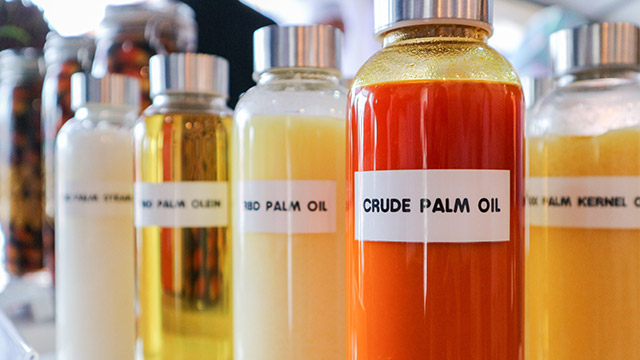 Milling palm oil