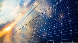 sun_and_clouds_reflecting_on_solar_panels_320x180.jpg